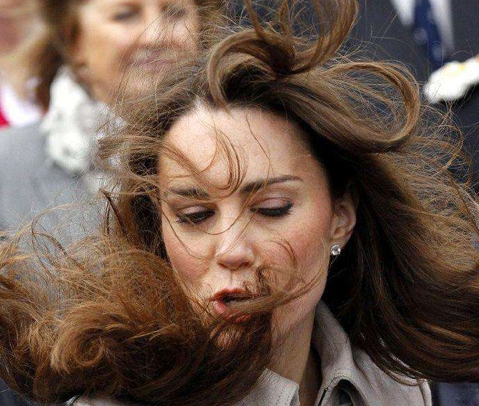 以优雅著称的凯特王妃,也有些尴尬的瞬间,头发被风吹到凌乱