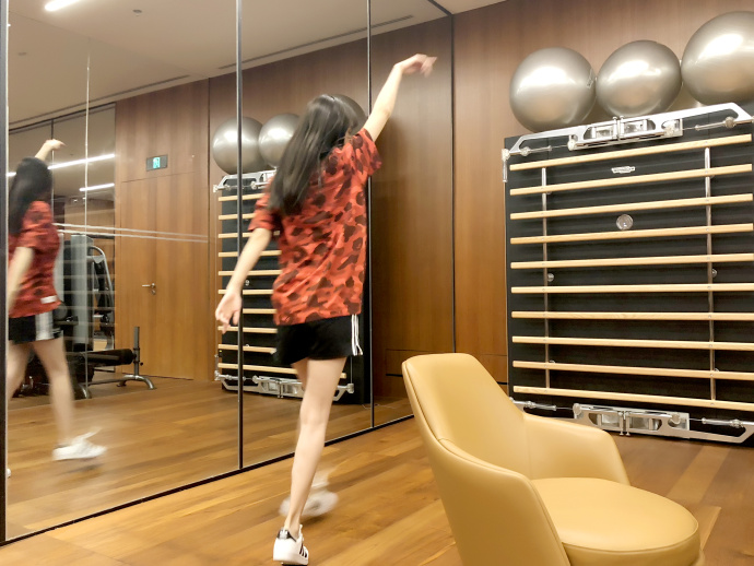 angelababy练舞花絮照解锁 手长腿长格外养眼