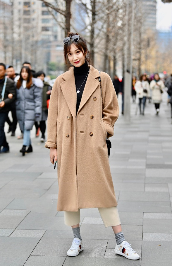 小姐姐这身黑色大衣看起来好复古