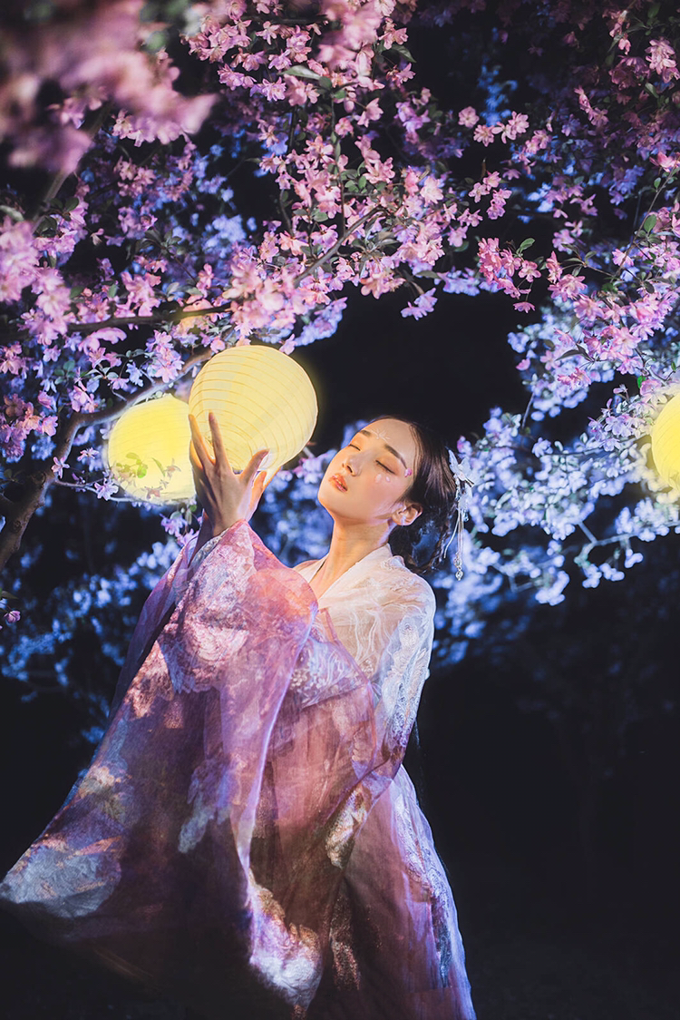 传统汉服之《花灯》:美女夜晚工作也是很拼,第四张很像江疏影!