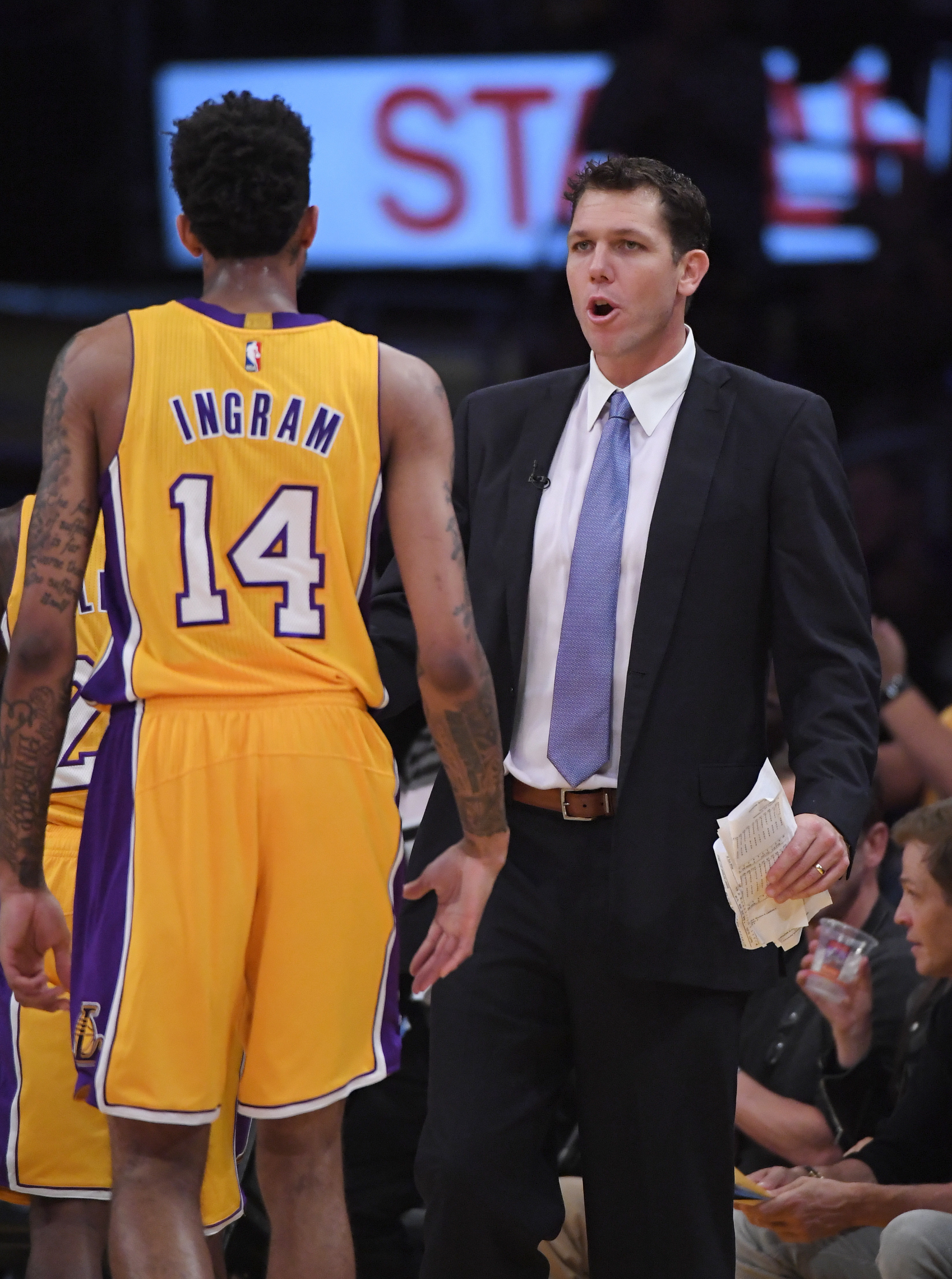 湖人到底该听谁的?魔术师挺英格拉姆批鲍尔,但沃顿并不这么想!