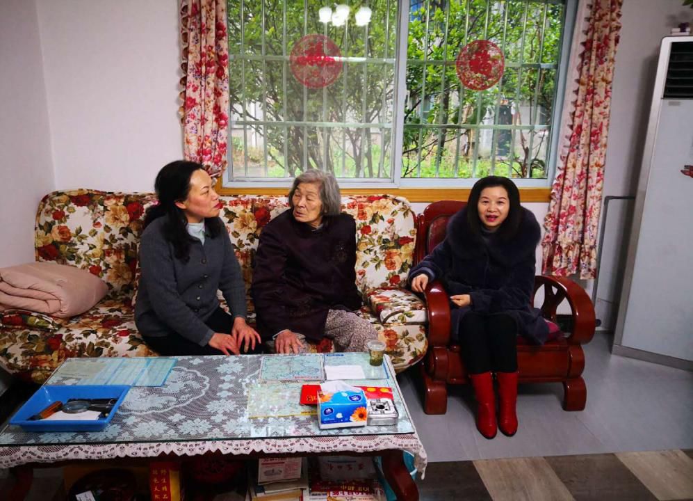 祝华静慰问离退休老干部