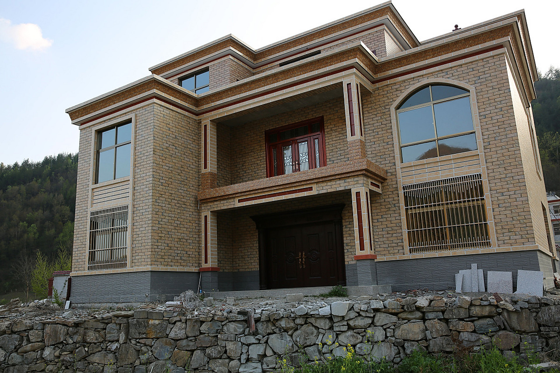 你们说,在农村盖一个这样的房子算成功人士吗?