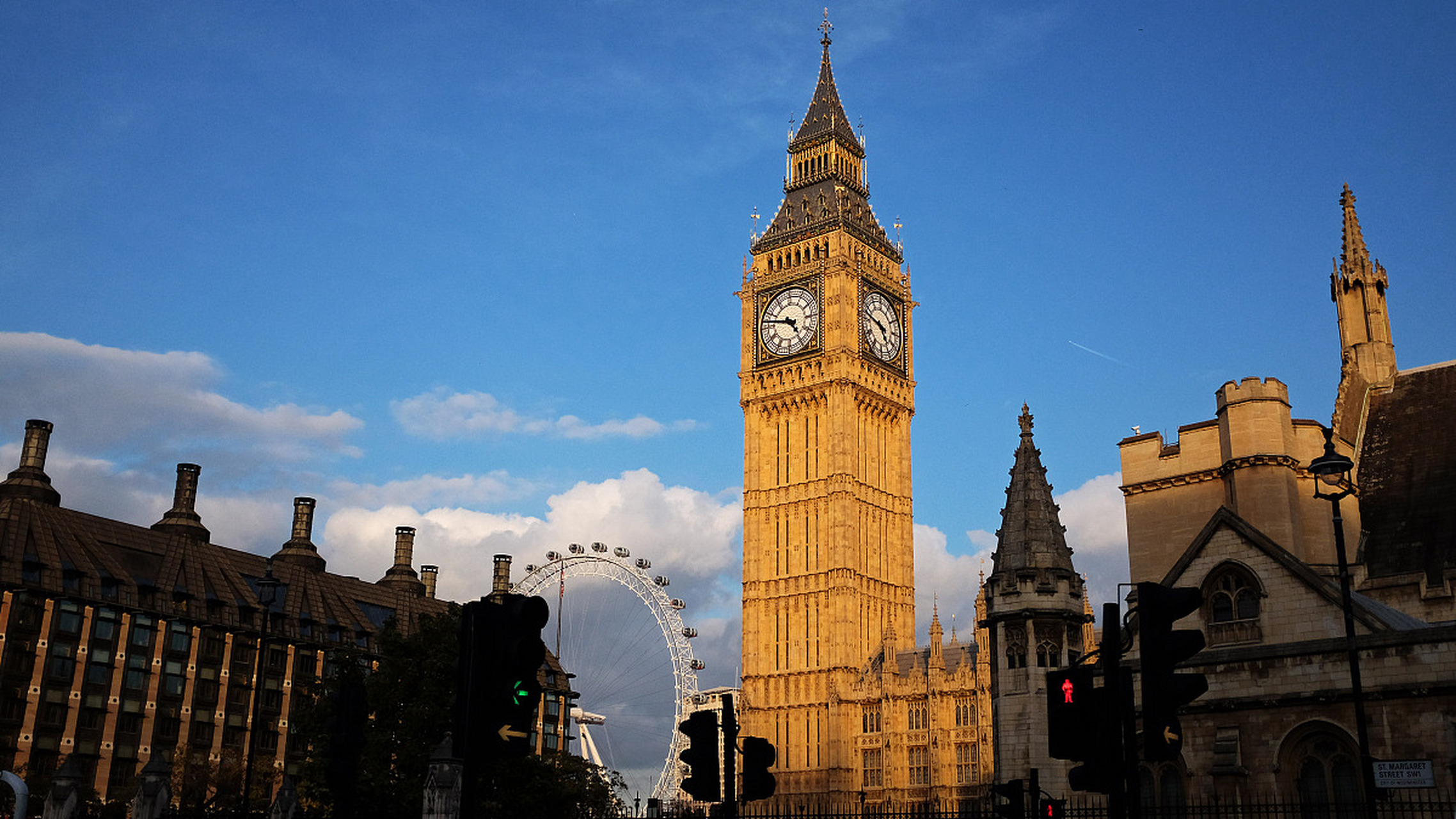 英国大本钟旁边建筑物图片