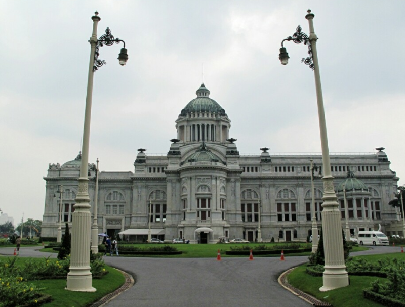 旅游:曼谷旧国会大厦旅游,一座典型的白色欧式建筑!