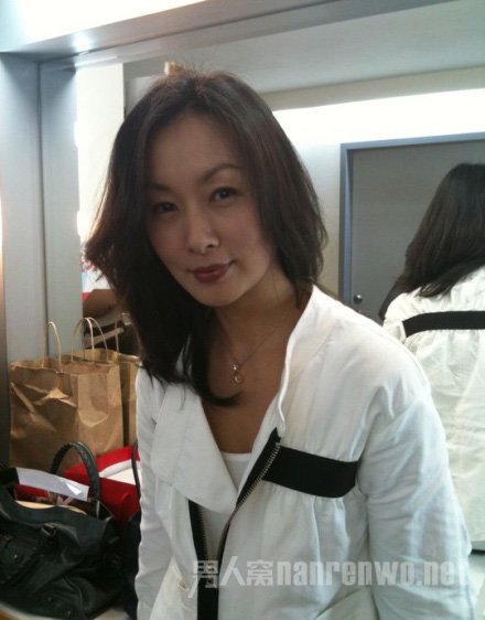 她曾被全剧组欺凌,与孙耀威相恋无果,今47岁仍单身