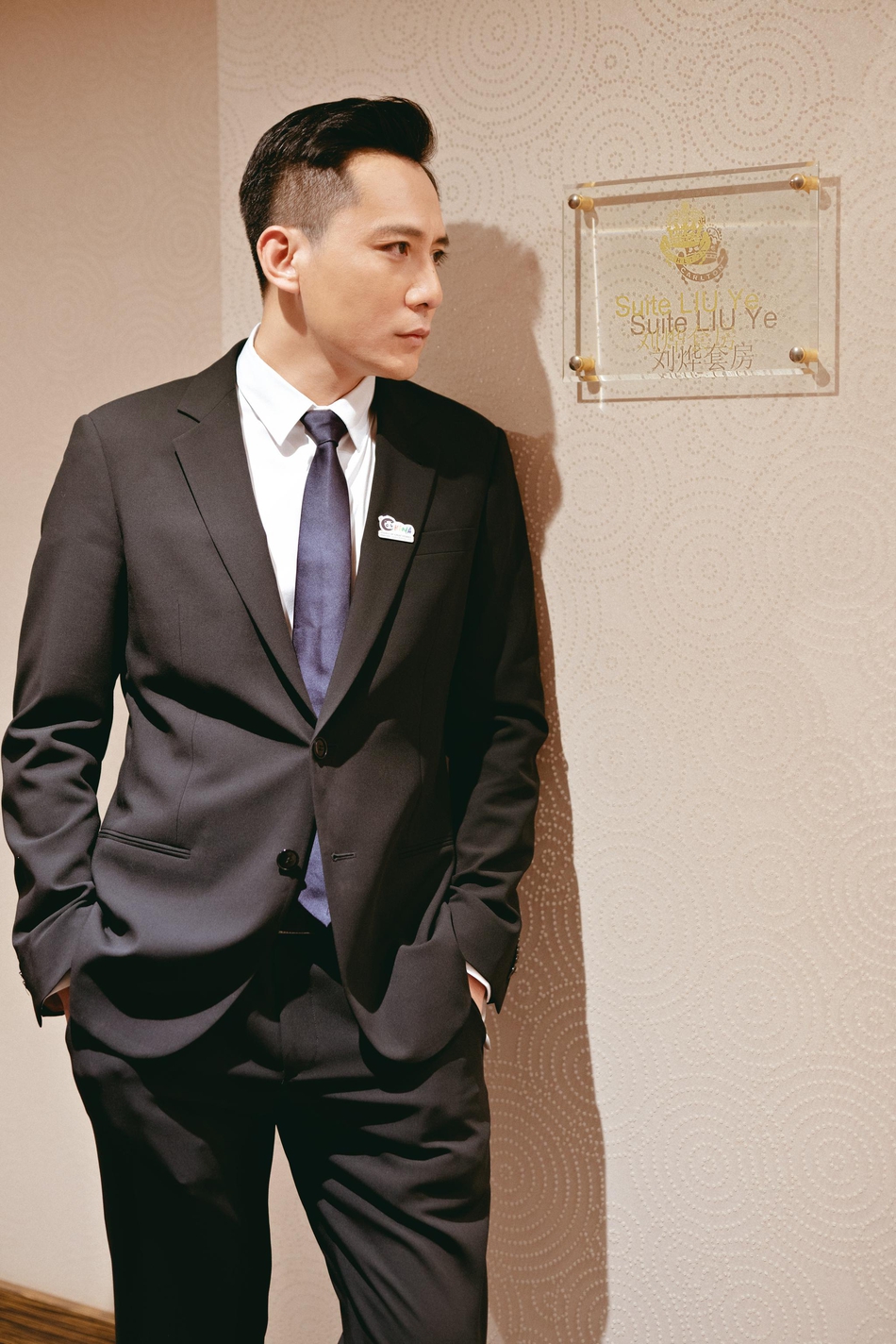 15日晚,刘烨亮相2018法国戛纳秋季电视节,最新写真也随之曝光,镜头中