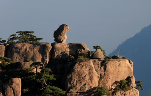 神奇的"猴子观海"景观:千百年,它一直蹲坐在山顶