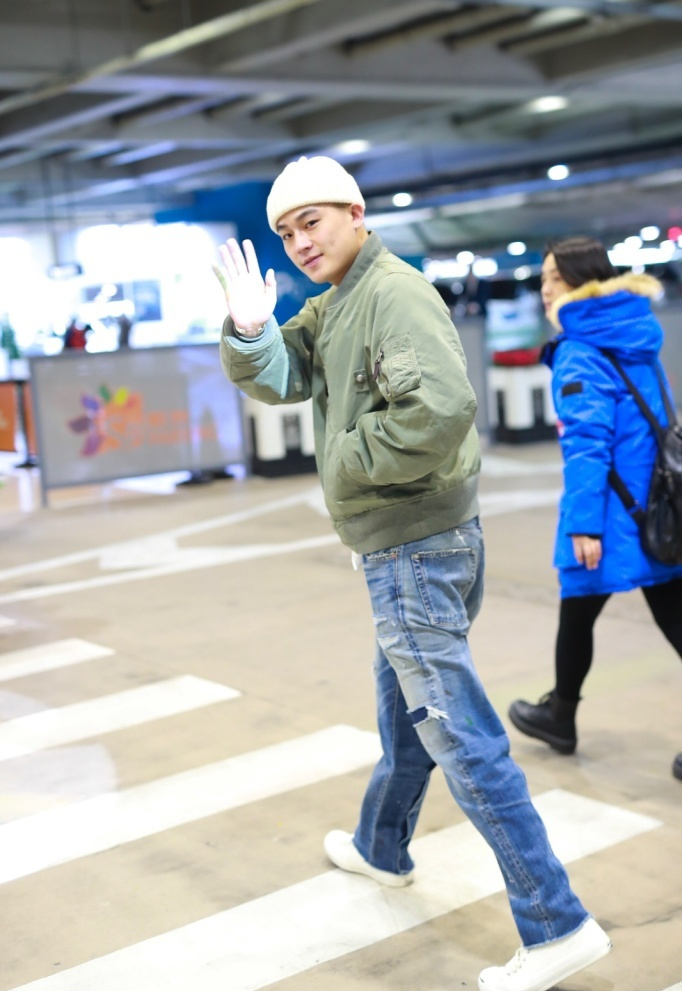 欧豪现身上海机场 一身潮范儿不忘对镜头say hi