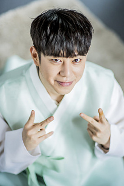 萌爆!禹泰云韩服写真曝光,摸脑袋比v动作可爱呆萌