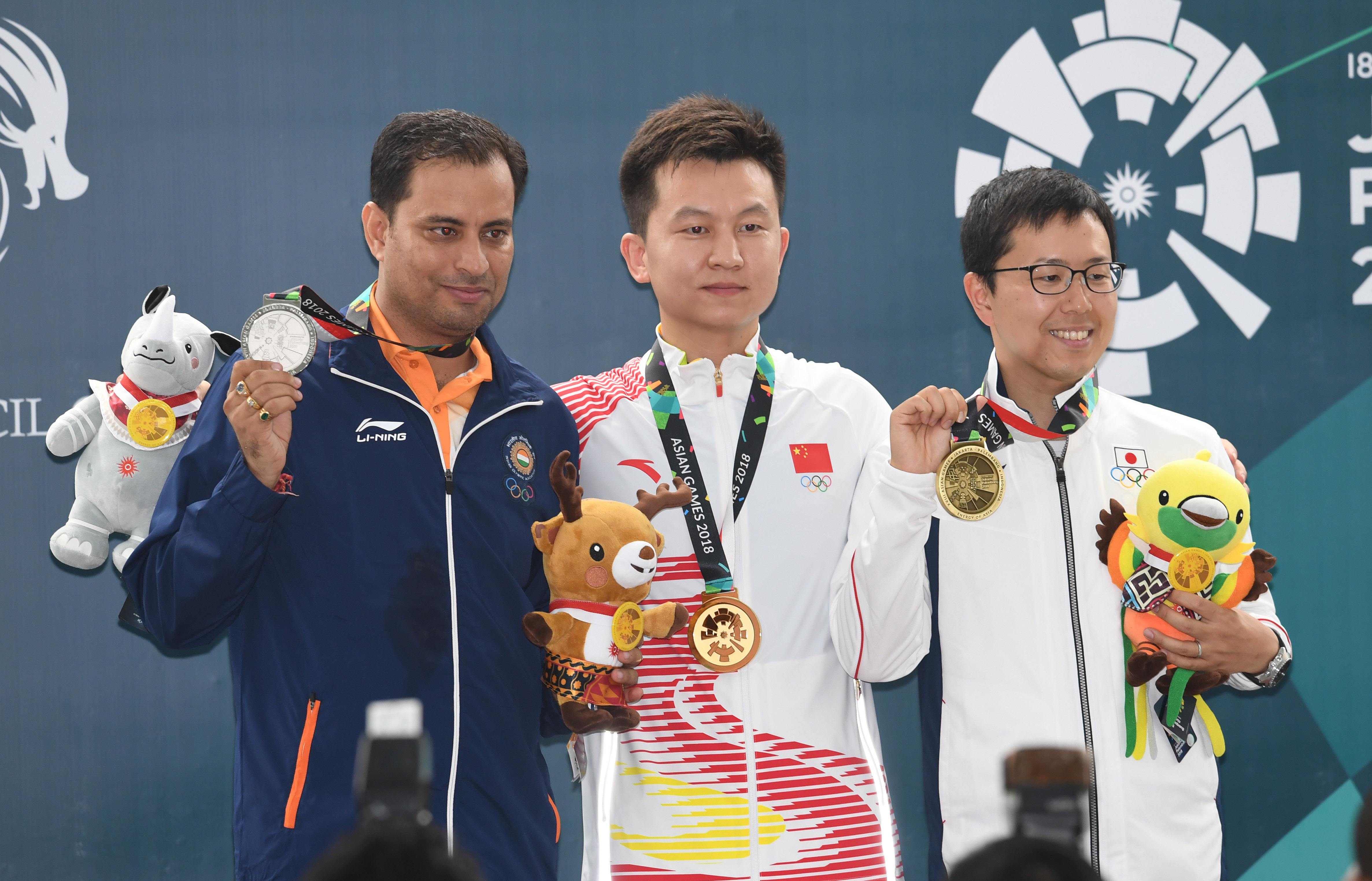 射击——男子50米步枪三姿颁奖仪式举行(3)