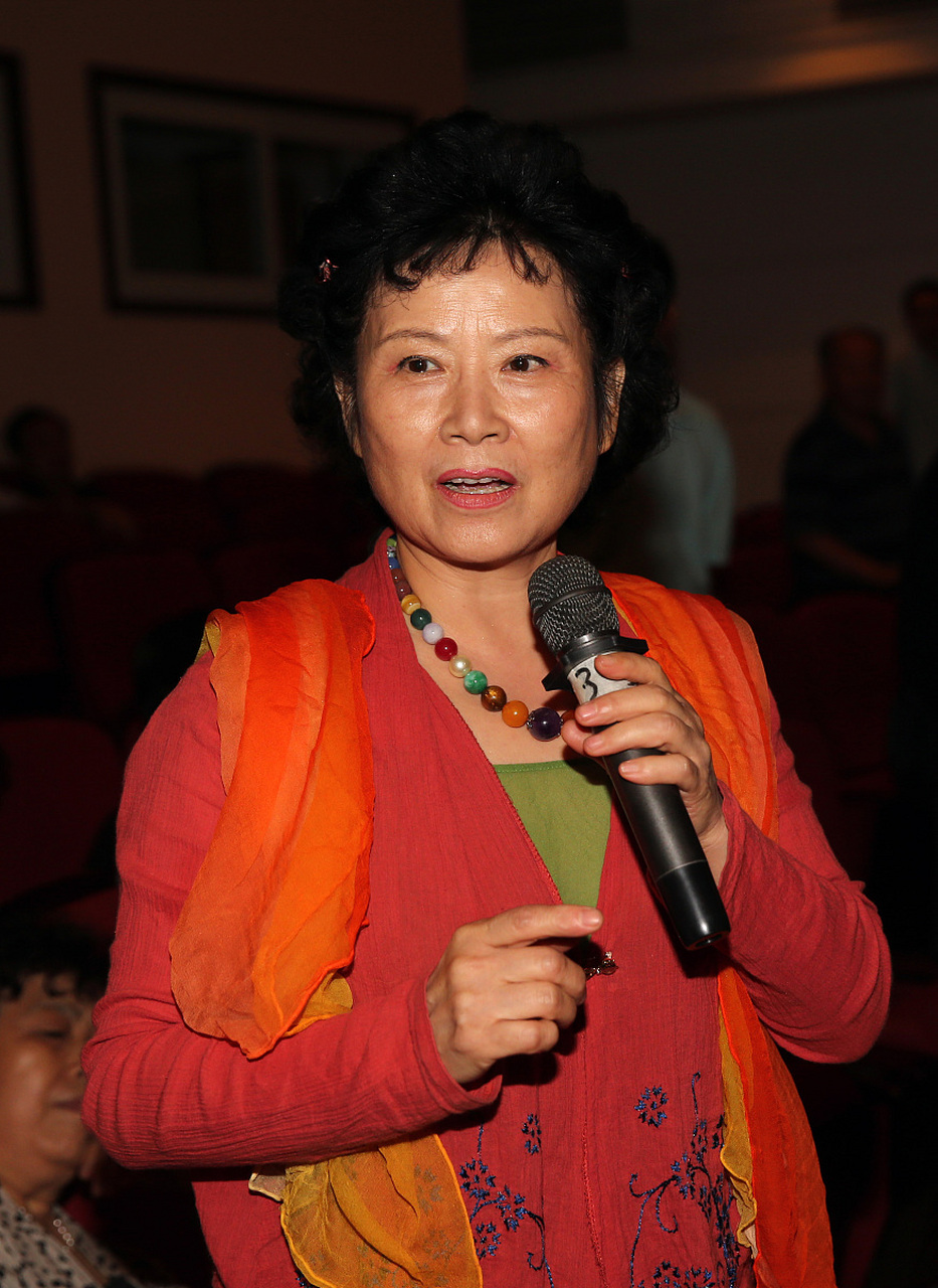 演员杨春霞,饰演白骨精时闹出了很大的笑话,一群人在波月洞拍摄,为了