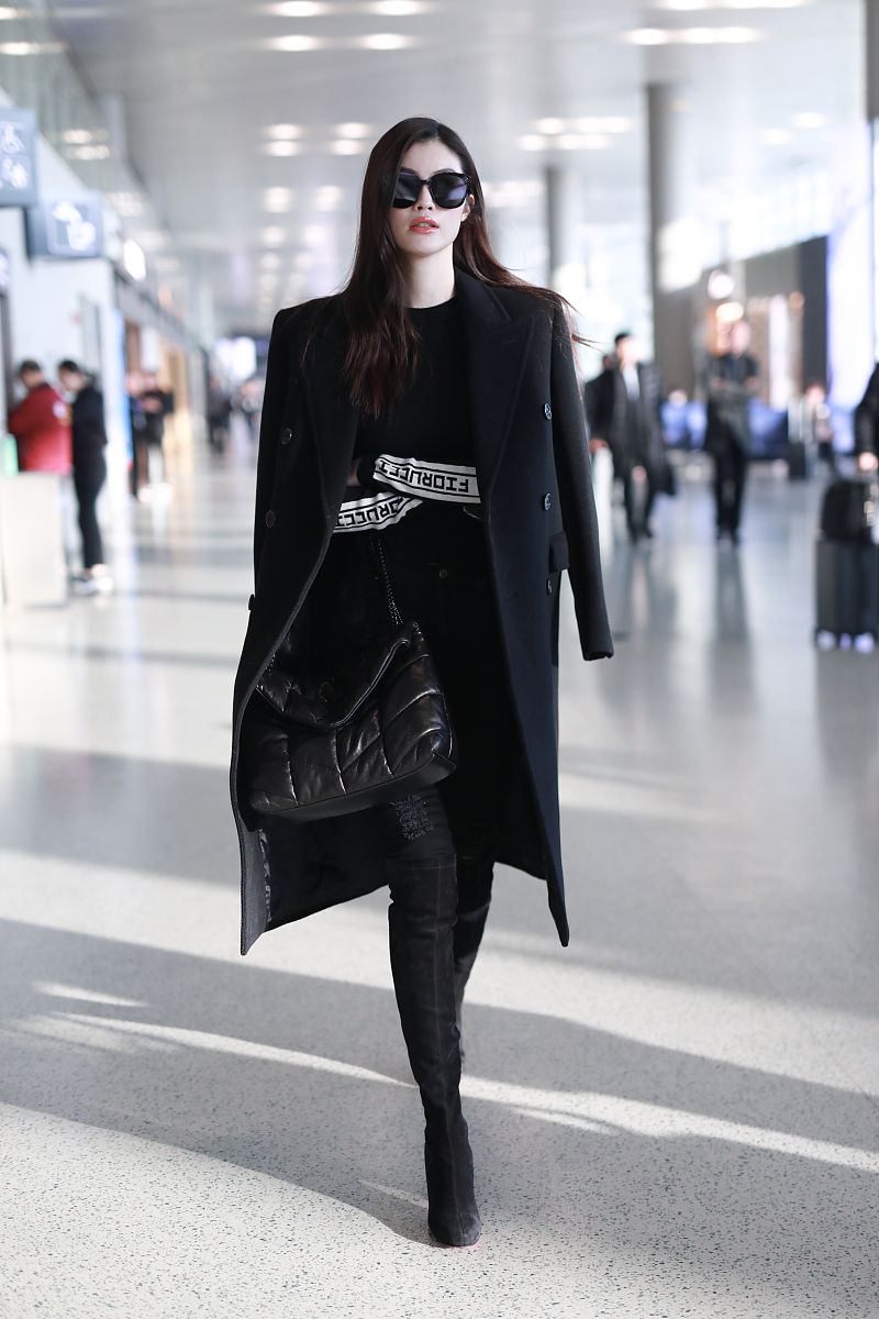 何穗街拍:西装大衣搭配麂皮长靴 slp包袋超模气场