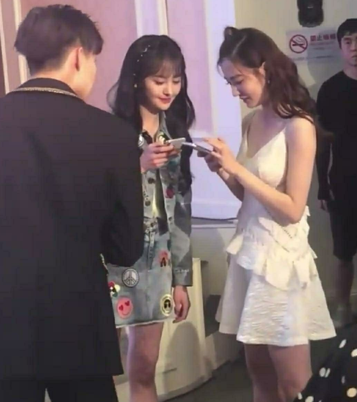 郑爽胖了十斤?与徐璐同框完全看不出,徐璐的腿比郑爽的胖一圈!