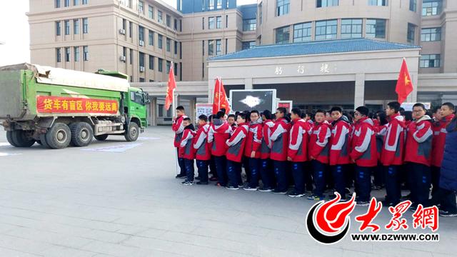 科普工程车盲区 菏泽交警举办交通安全进校园活动