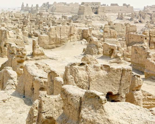 高昌故城废墟中,仍能发掘出很多壮观的遗址,以及带有特色的塑像