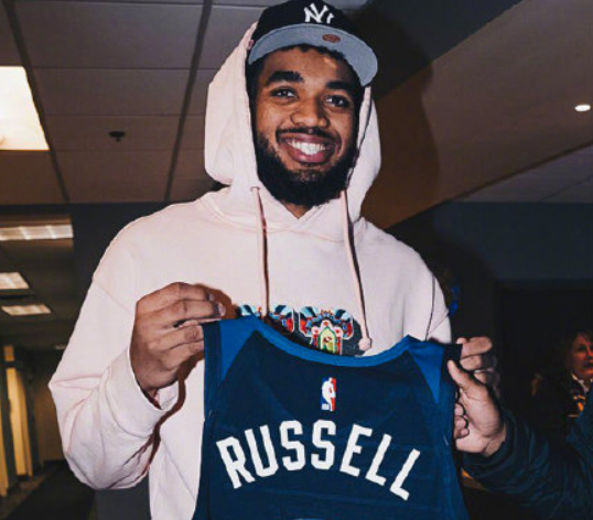 真实!唐斯半夜拿着新球衣去接机拉塞尔,还贴心为兄弟准备大棉袄