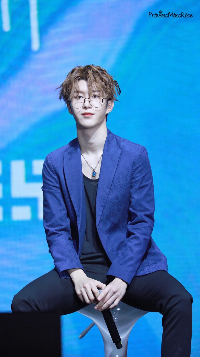 范丞丞穿蓝西服搭配黑裤亮相新专辑南京分享会,皮肤白皙帅气十足