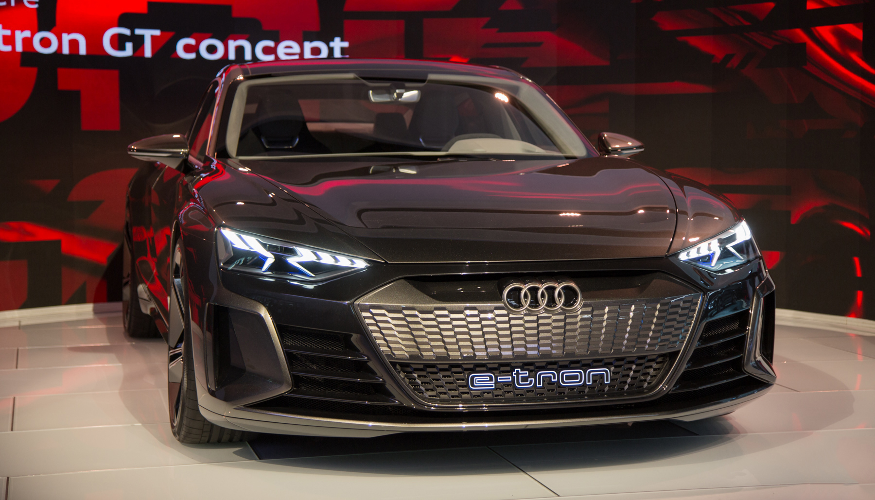 钢铁侠揭幕奥迪e-tron gt,20分钟充电80%,难道内置方舟反应堆?