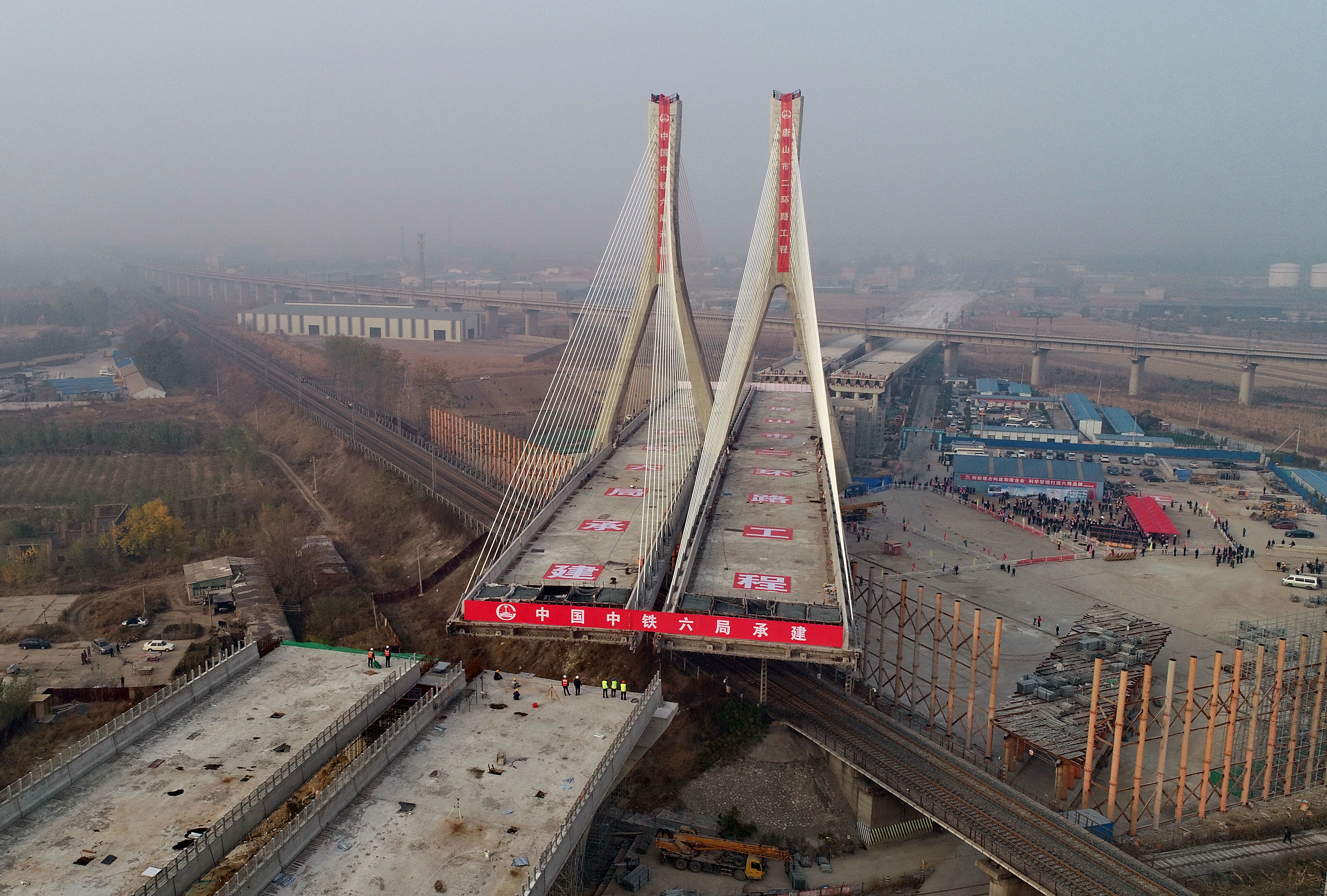 河北唐山:斜拉转体桥转体成功(1)