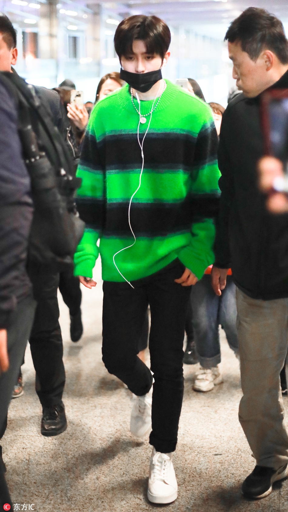 蔡徐坤现身机场,保镖簇拥,染回黑发后很酷,衣着却一言难尽!