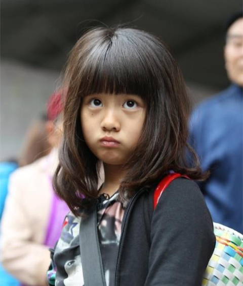 黄磊女儿多多小时候照片曝光,网友喊话:果真是女大十八变!