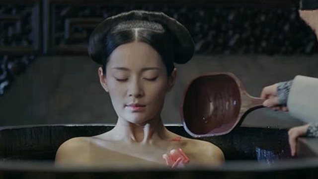 纯妃跟傅恒表白时,玉壶为何偷偷撕掉情书?只因一张卖身契