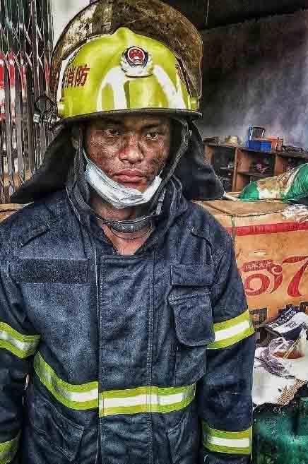 盐城化工厂灭火现场泡沫覆盖消防员!这群汉子比明星更值得尊重