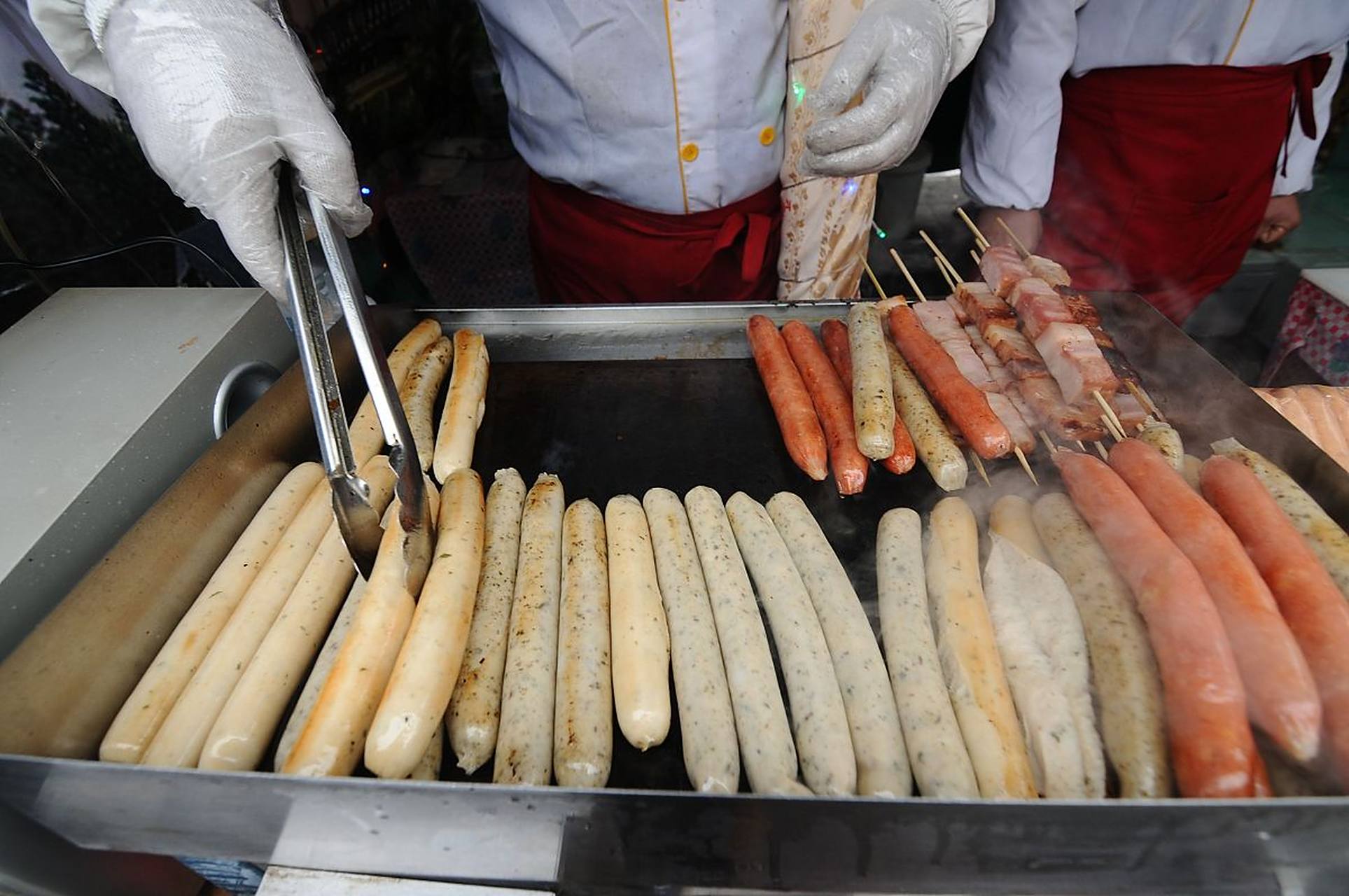 摊贩卖烤肠,一根3块,2根5块,没想到摊上大事了,女子举报这是在诈骗.