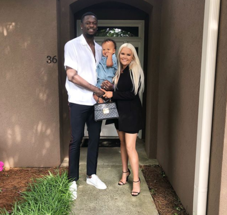 温馨!兰德尔妻子发布一家三口合照