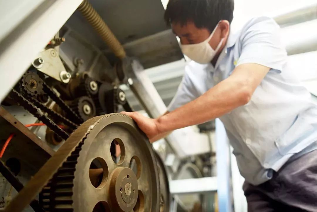 大写卓尔人(19)机械保全员严红军技艺高超保障纺织机车顺畅运转