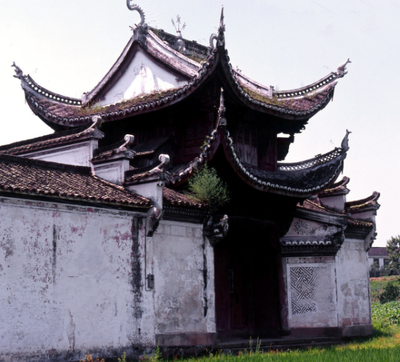 崇仁堂是新时村最高大,最宽敞,最华丽的祠堂,总进深26米,纵深空间的