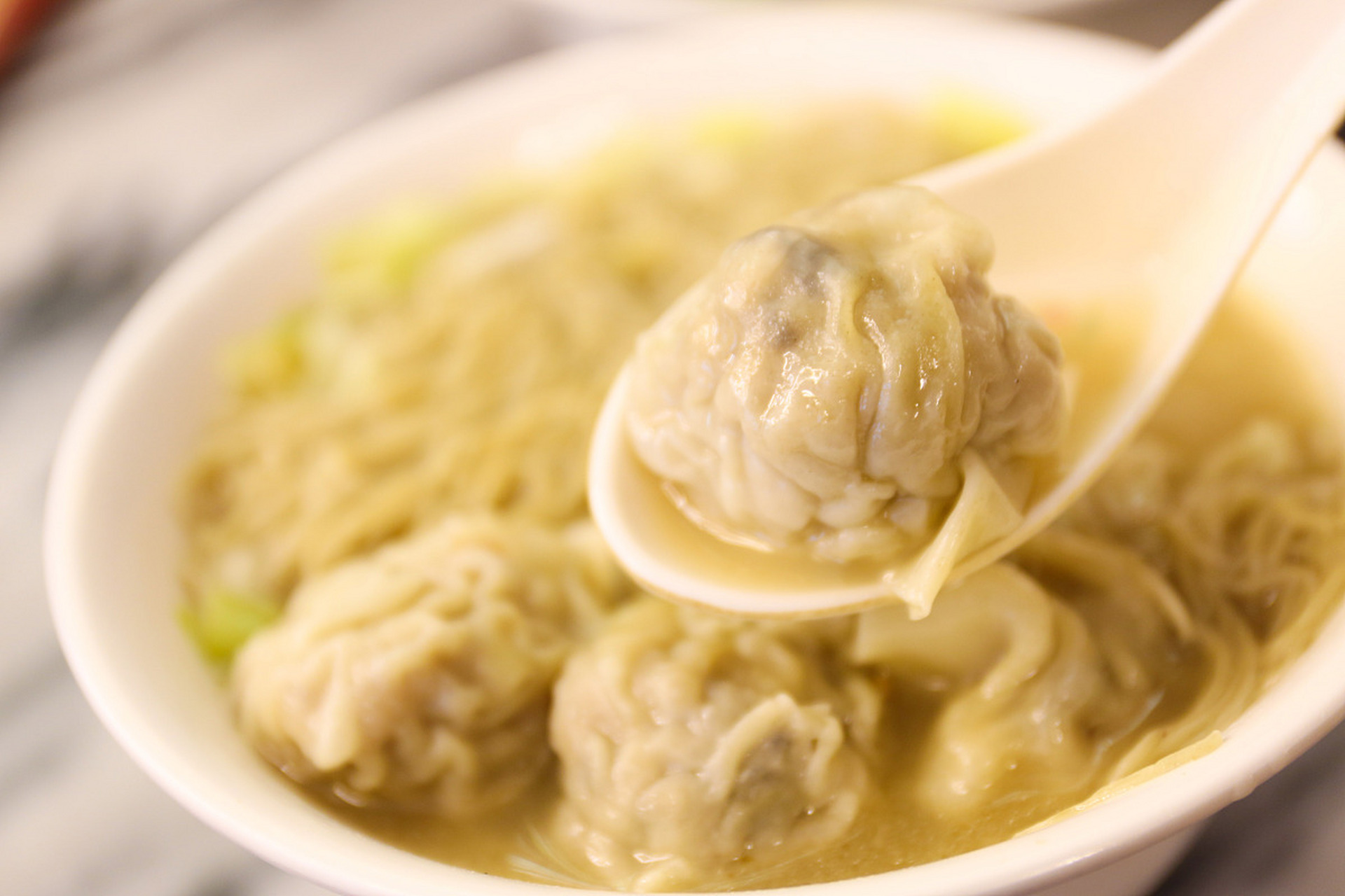 小鲜肉云吞是广东传统小吃,以猪肉馅为主料,鲜虾仁为辅料,制作工艺