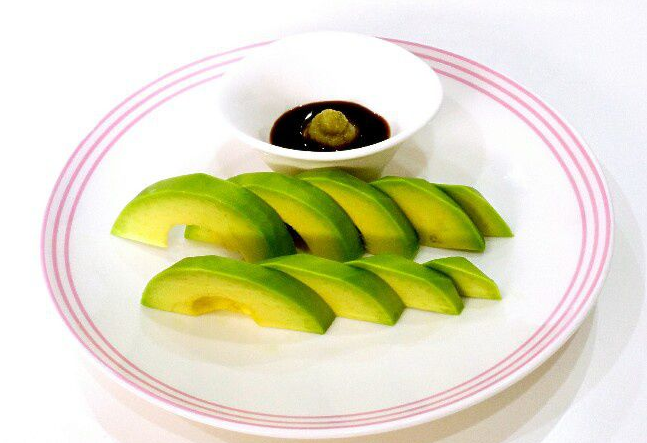 牛油果刺身 孩子就喜欢吃牛油果,每天换花样做着吃,孩子吃不腻!