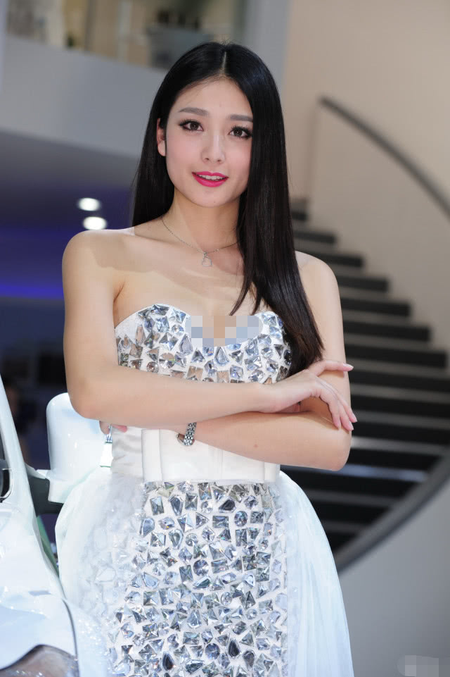 wey车模穿钻石星空裙,秀发动人,像靓丽的风景画