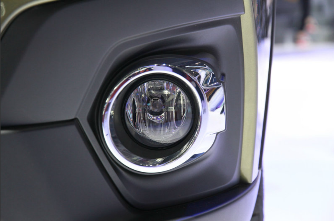 这款车雾灯设计的也是非常不错的,看起来个性十足.