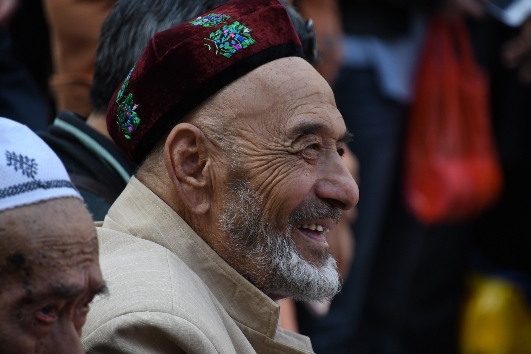 纪实人像摄影:乌鲁木齐大巴扎的老人