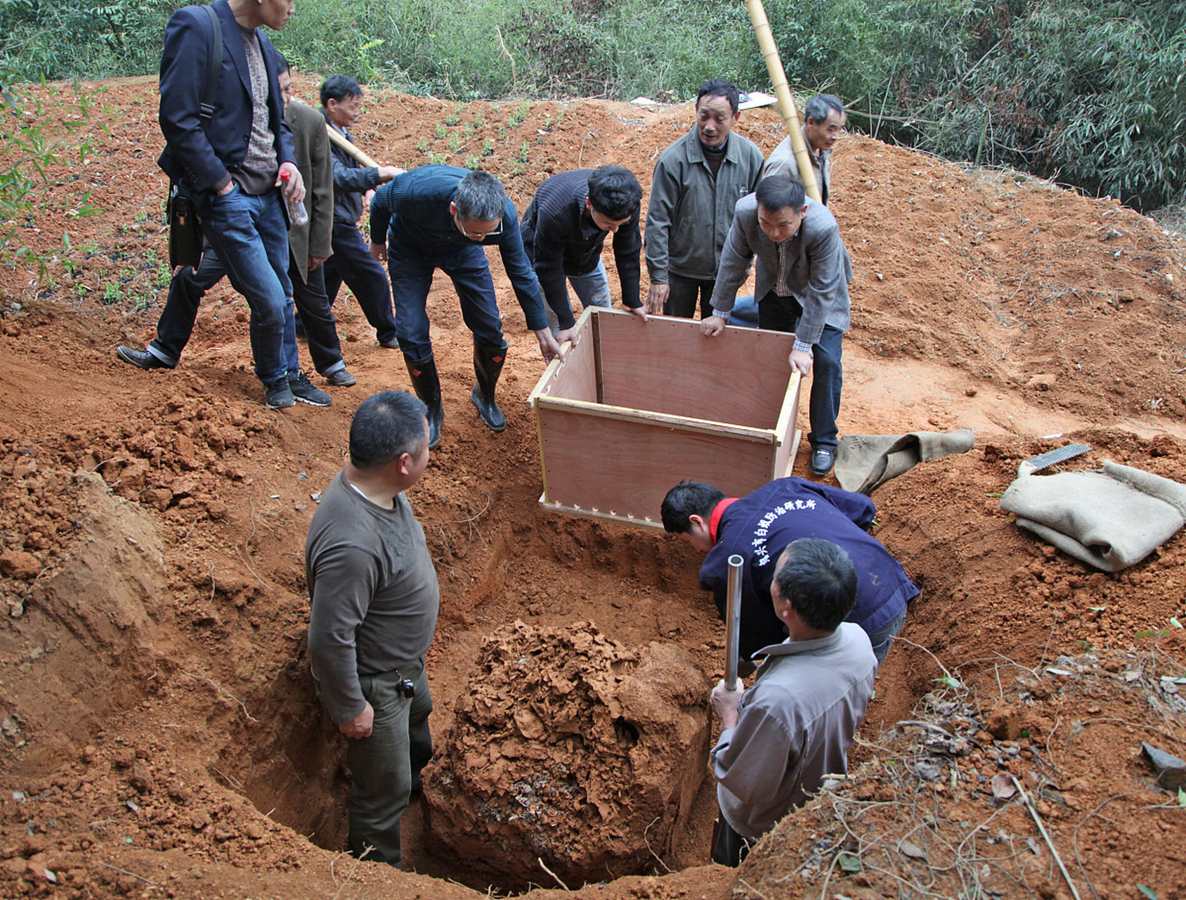震惊的事件在山东发生,一家企业在施工过程中竟然将村民的祖坟铲平