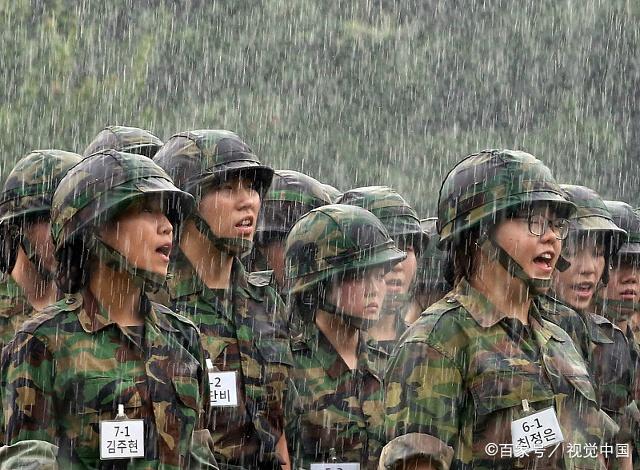 大学生在雨中进行军训,为他们喝彩