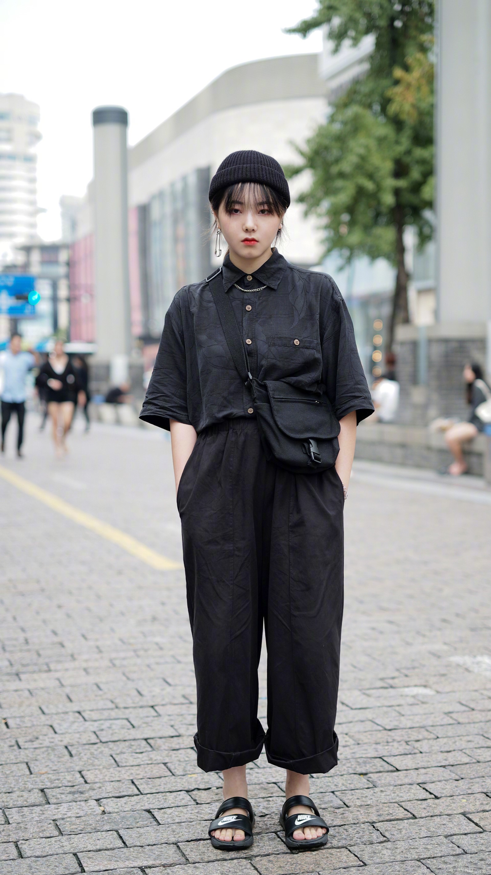 街拍:第七位小姐姐穿着真个性,这样的穿搭你敢尝试吗?