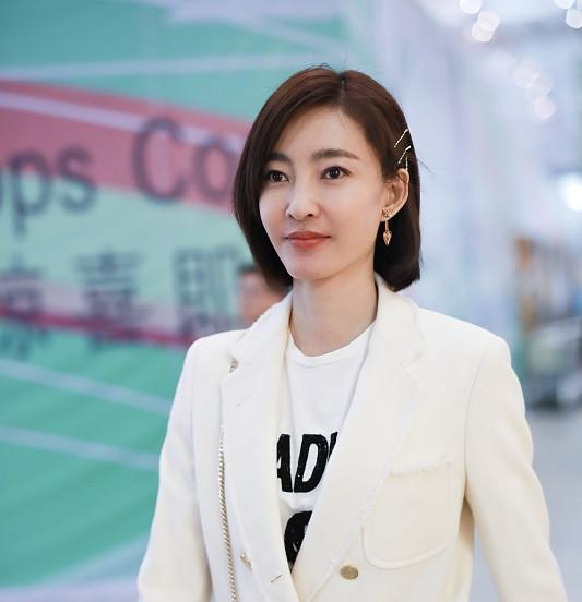 王丽坤穿上西装气质非凡!配牛仔裤脚踩马丁靴,剪短发女人味十足