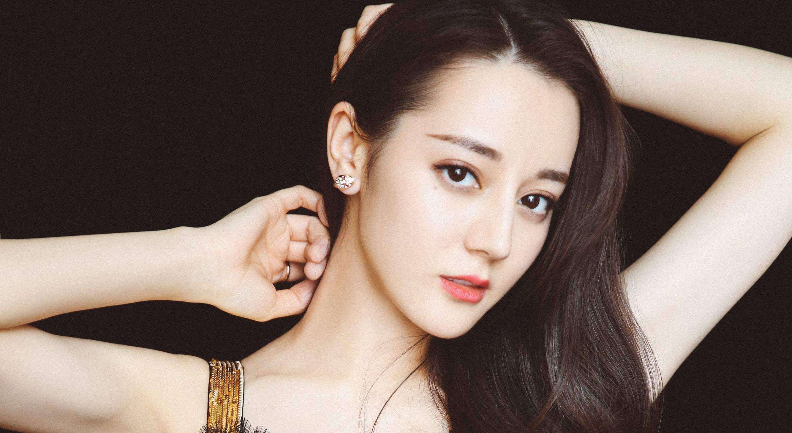 迪丽热巴现身活动,新发色亮相被吐槽显老,未修图下美貌依旧