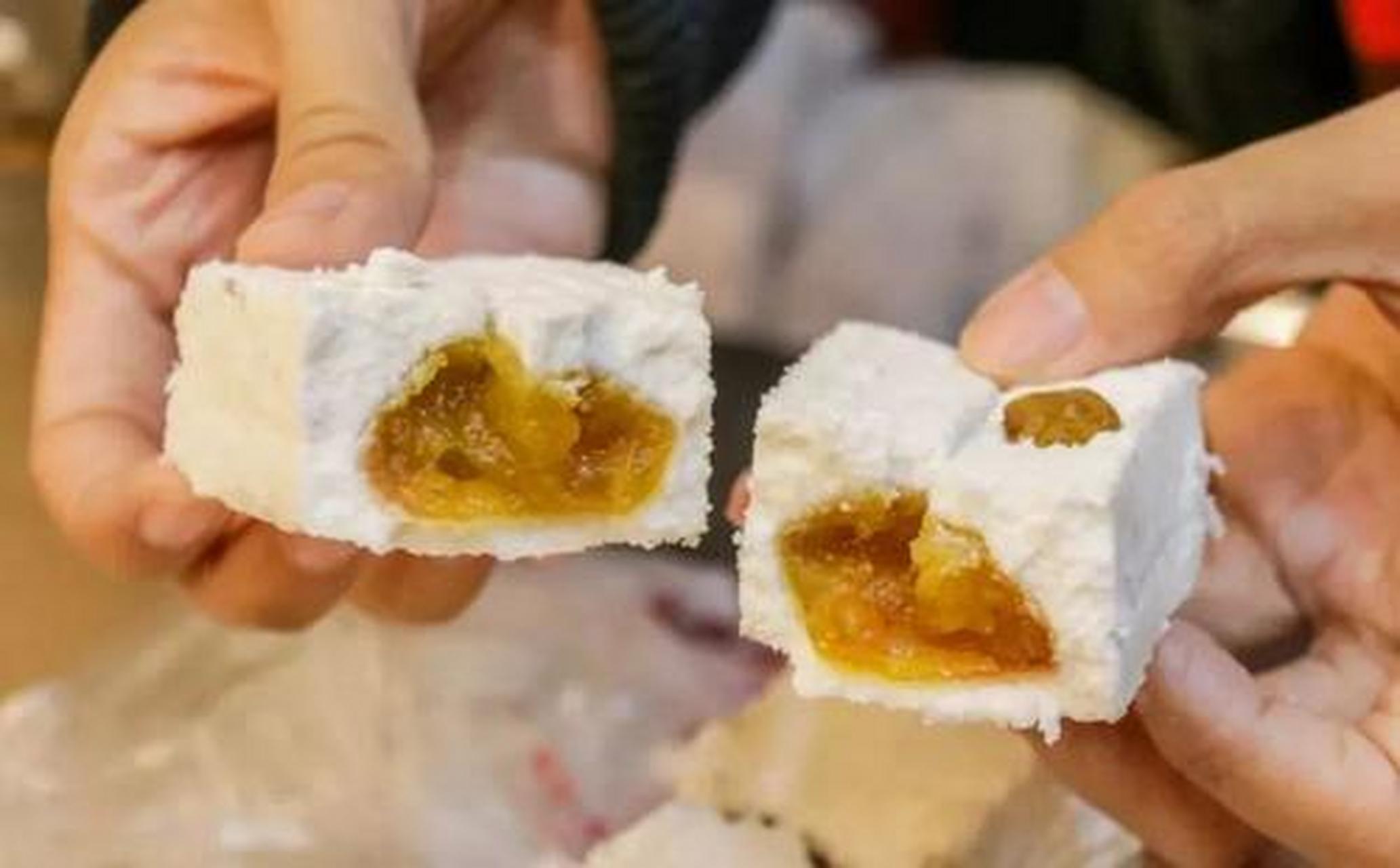 芝兰斋糕干是用小站稻米,糯米磨粉夹入多种馅料蒸制而成.