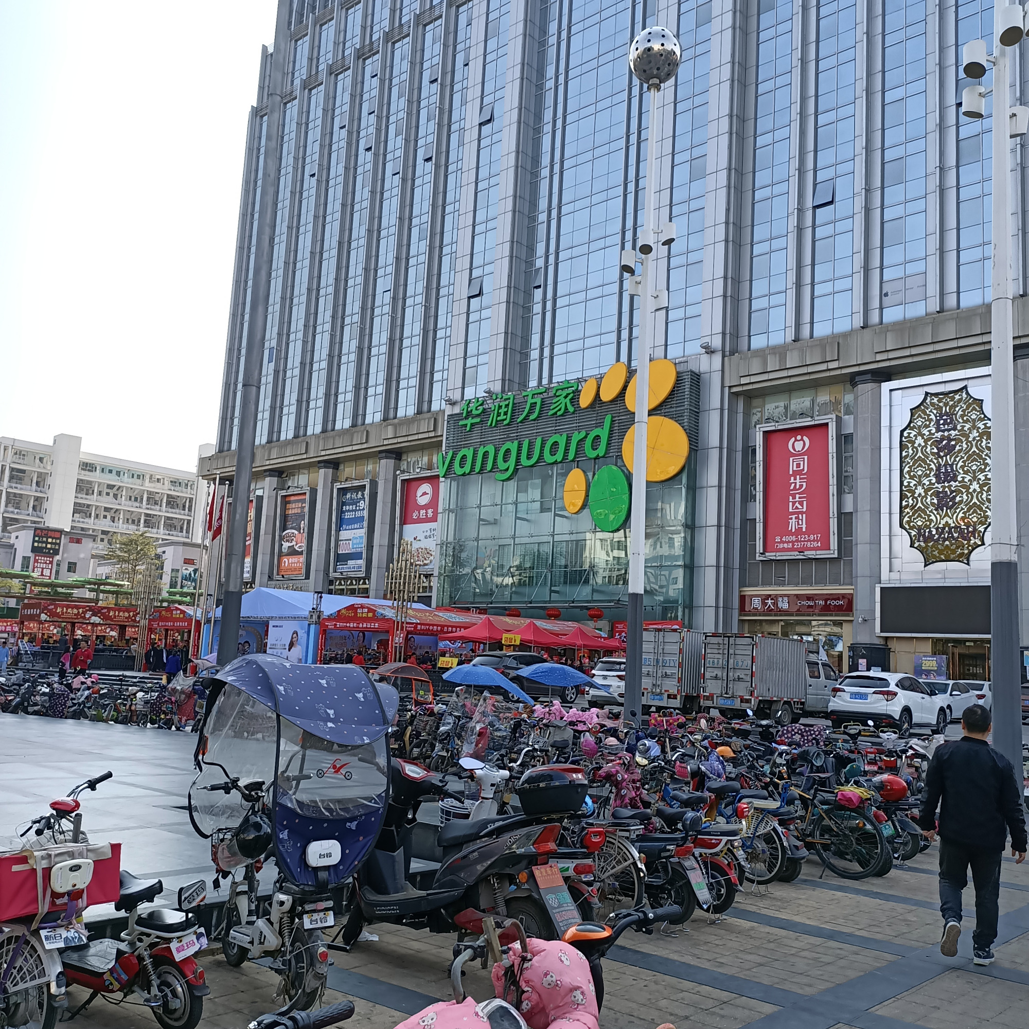 实拍龙华最繁华的街道,十年前人山人海,现如今人流量少了很多