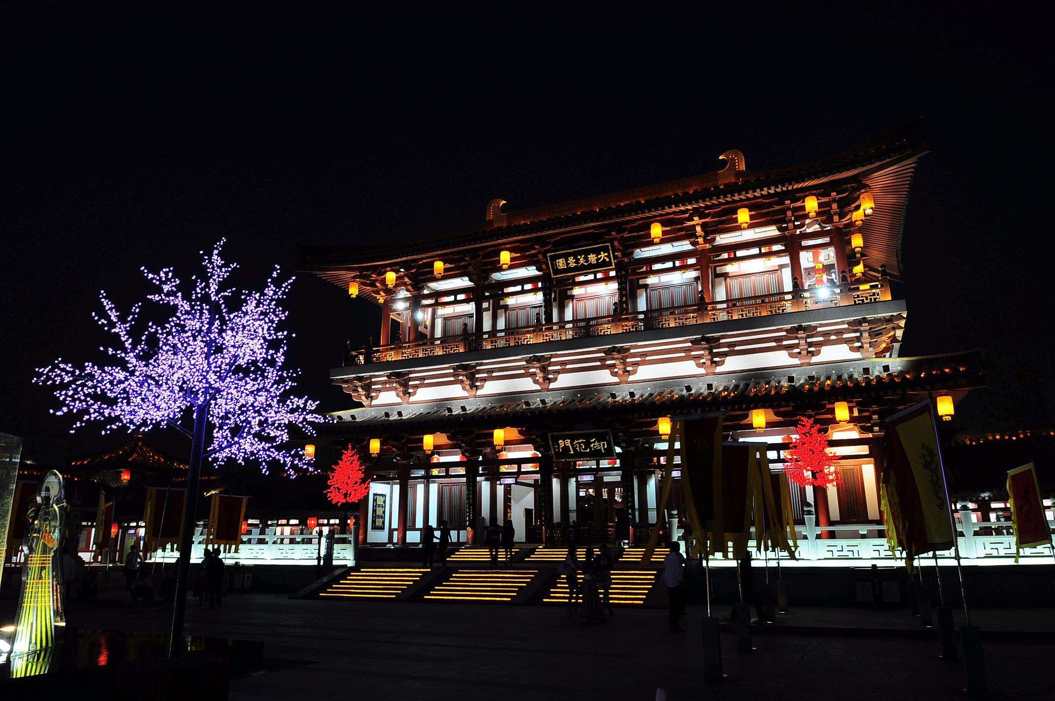 在春节期间,西安重现大唐不夜城,吸引了世界各地的游