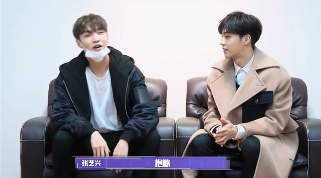 张艺兴教陈立农流行语,没想到却翻车了,尴尬地扇空气让人笑疯