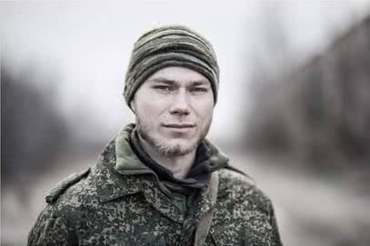 俄前线指挥官遭刺杀,愤怒发射大批禁用武器,瞬间炸平乌克兰阵地