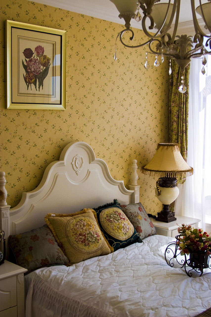 选择家中墙纸的风格应该根据你的个人喜好,整体装修风格和空间特点来