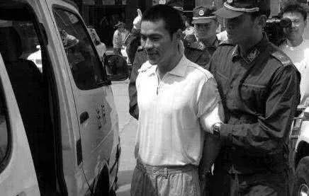 他在东北一手遮天,却因超了一辆车,家都没回去就被带走