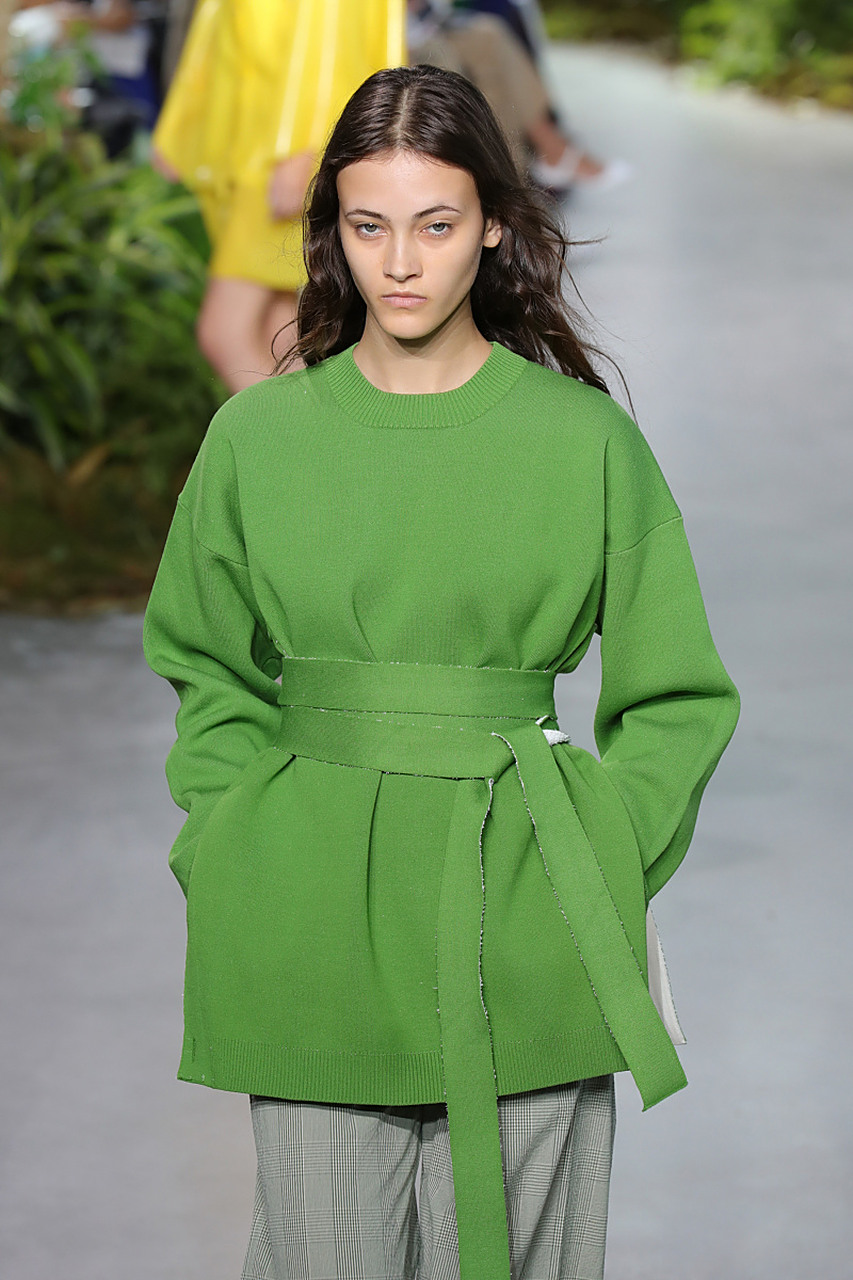 [原文:墨绿色上衣配什么颜色的裤.